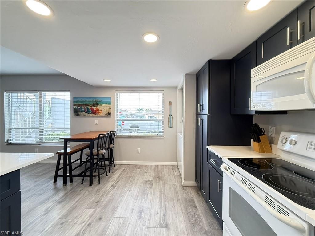 Image 7 of property listing at 5023 SW 16th PL # 101, Cape Coral, FL 33914