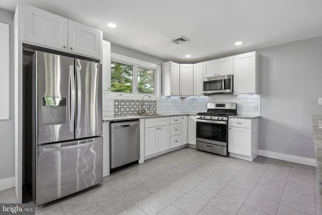 3 LAKESIDE LANE, Carneys Point, NJ 08069