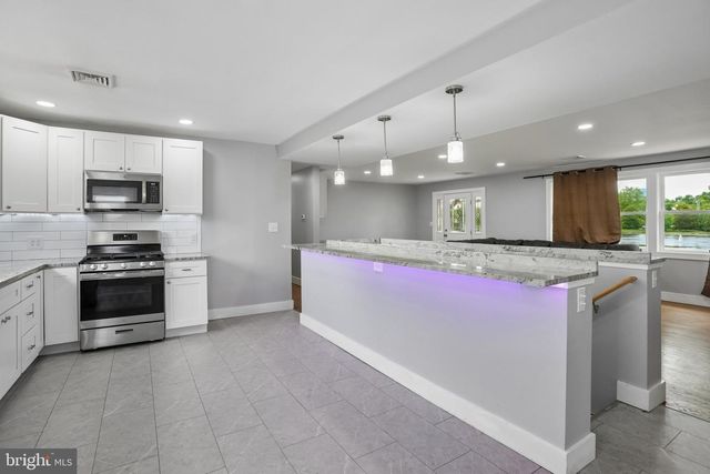 3 LAKESIDE LANE, Carneys Point, NJ 08069