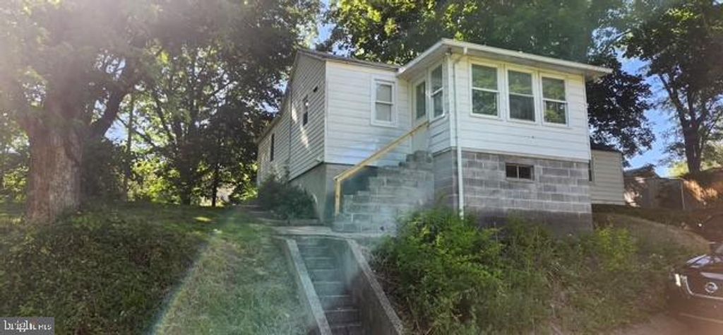 81 NORRIS AVE, Berkeley Springs, WV 25411