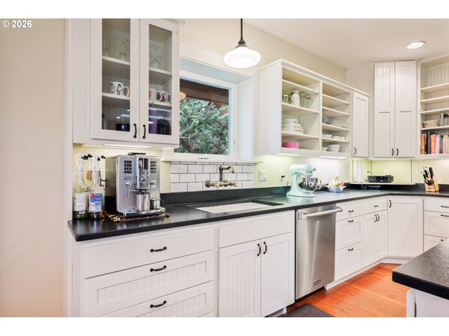 180 TRINITY Dr, Castle Rock, WA 98611