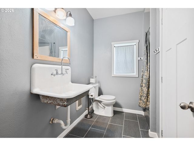 180 TRINITY Dr, Castle Rock, WA 98611