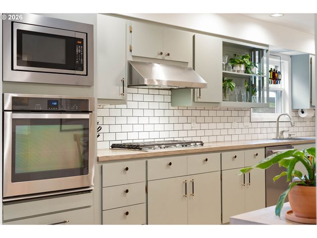 3453 E BURNSIDE St, Portland, OR 97214