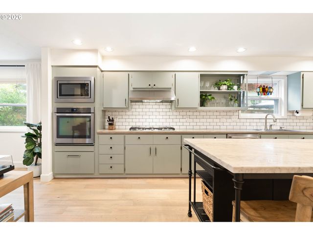 3453 E BURNSIDE St, Portland, OR 97214