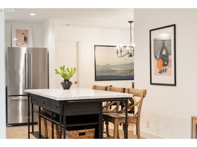 3453 E BURNSIDE St, Portland, OR 97214