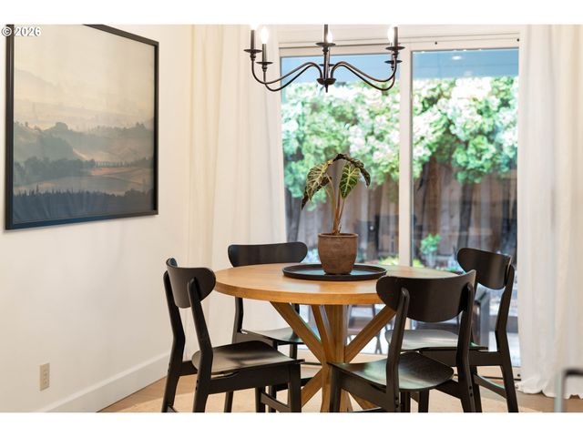 3453 E BURNSIDE St, Portland, OR 97214