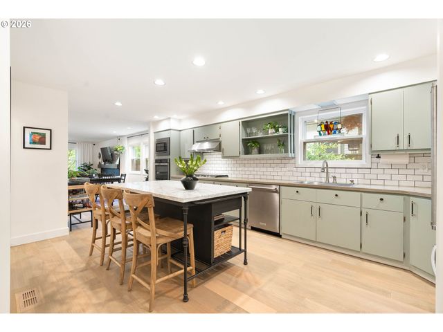 3453 E BURNSIDE St, Portland, OR 97214