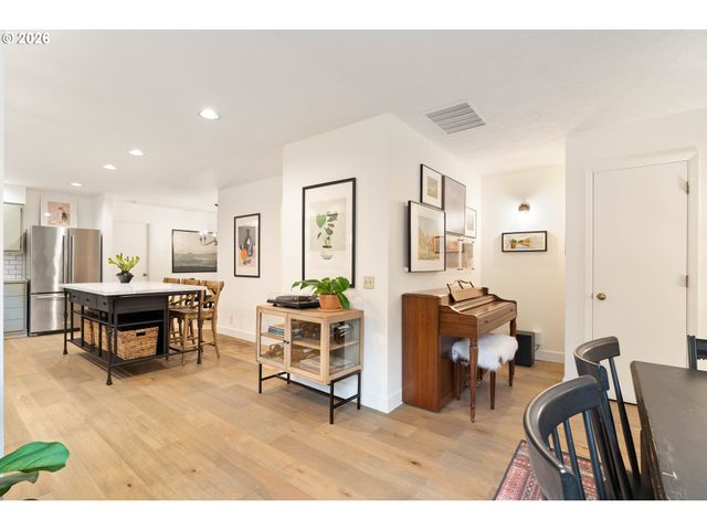 3453 E BURNSIDE St, Portland, OR 97214