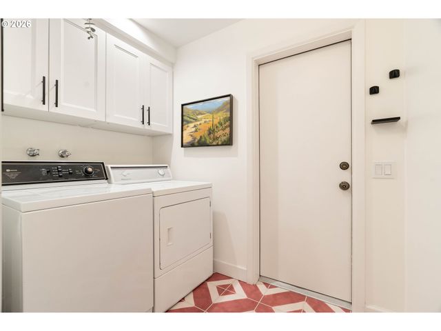 3453 E BURNSIDE St, Portland, OR 97214