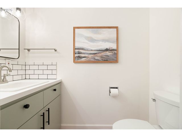 3453 E BURNSIDE St, Portland, OR 97214