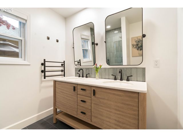 3453 E BURNSIDE St, Portland, OR 97214