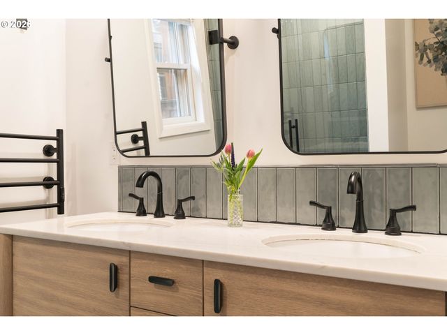 3453 E BURNSIDE St, Portland, OR 97214