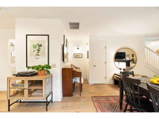 3453 E BURNSIDE St, Portland, OR 97214