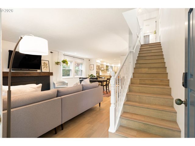 3453 E BURNSIDE St, Portland, OR 97214