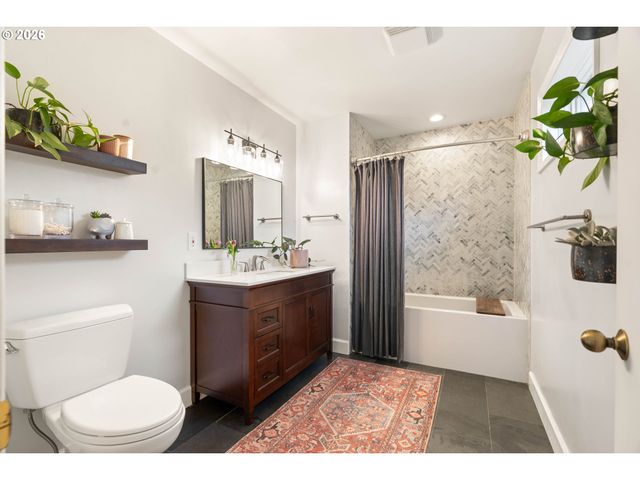 3453 E BURNSIDE St, Portland, OR 97214