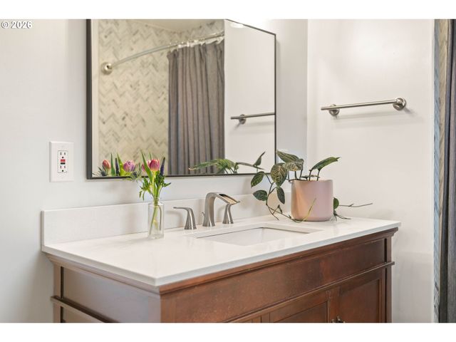 3453 E BURNSIDE St, Portland, OR 97214