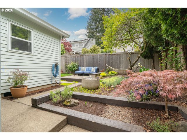 3453 E BURNSIDE St, Portland, OR 97214