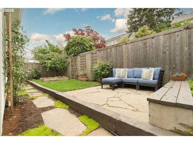 3453 E BURNSIDE St, Portland, OR 97214