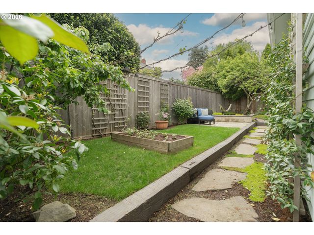 3453 E BURNSIDE St, Portland, OR 97214