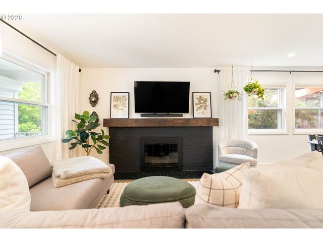 3453 E BURNSIDE St, Portland, OR 97214