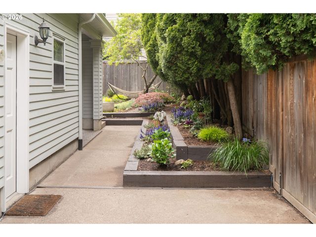 3453 E BURNSIDE St, Portland, OR 97214