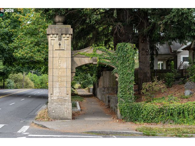 3453 E BURNSIDE St, Portland, OR 97214