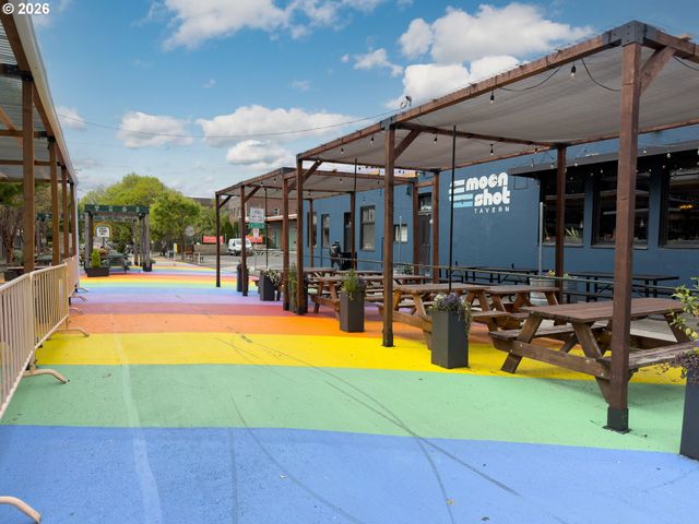 3453 E BURNSIDE St, Portland, OR 97214