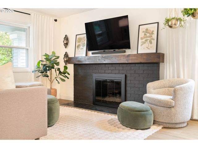 3453 E BURNSIDE St, Portland, OR 97214