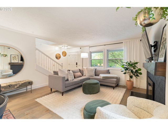 3453 E BURNSIDE St, Portland, OR 97214