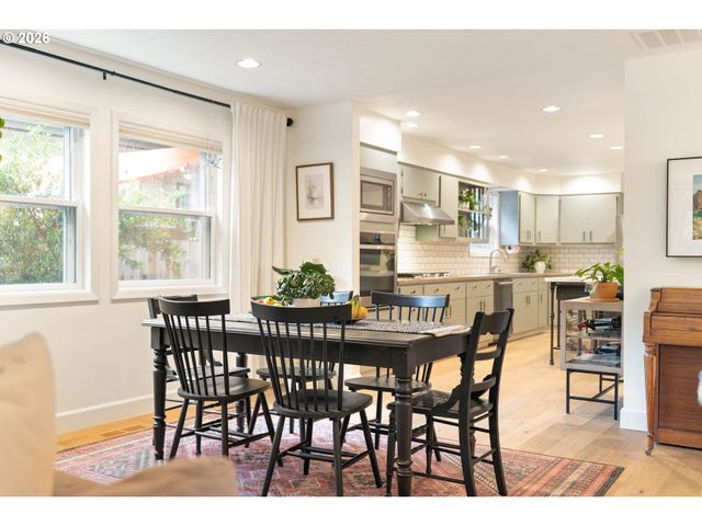 3453 E BURNSIDE St, Portland, OR 97214