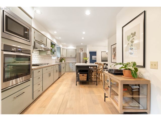 3453 E BURNSIDE St, Portland, OR 97214