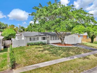 7710 NW 6th Ct, Pembroke Pines, FL 33024