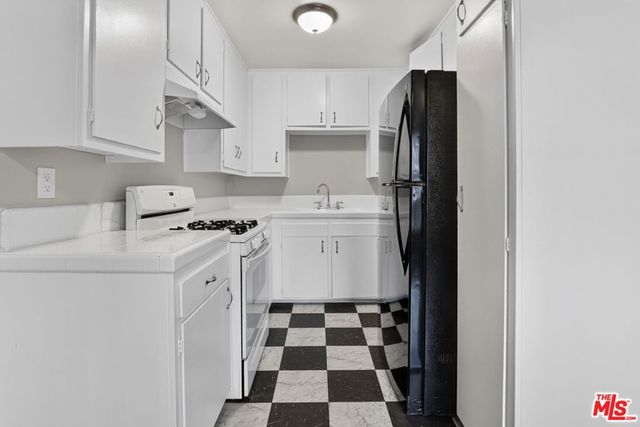 5361 Russell Avenue 105, Los Angeles, CA 90027