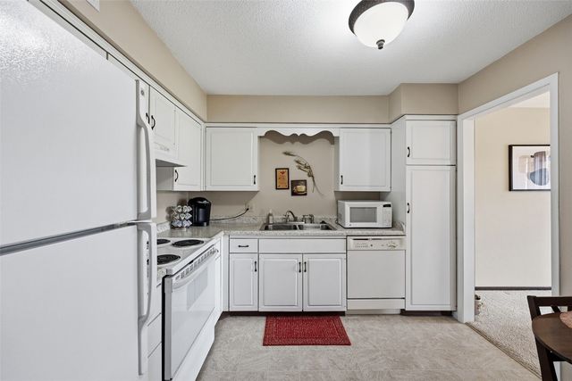 5716 Golden Court NE 52, Cedar Rapids, IA 52402