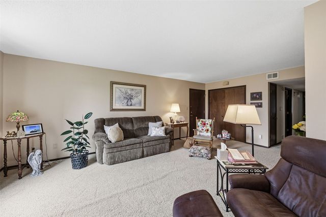 5716 Golden Court NE 52, Cedar Rapids, IA 52402