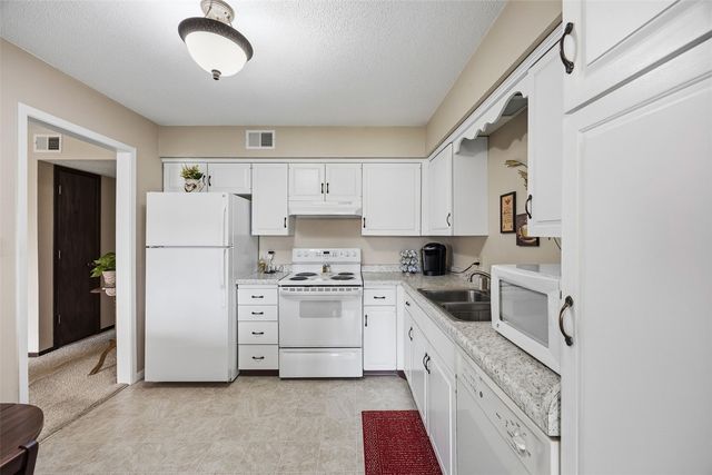 5716 Golden Court NE 52, Cedar Rapids, IA 52402