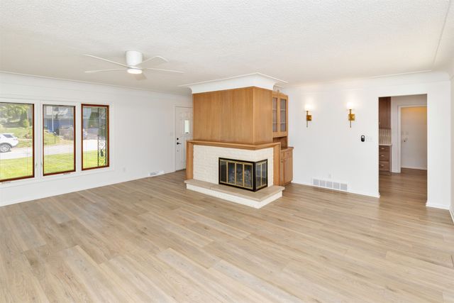 6522 Lincoln Avenue, Windsor Heights, IA 50324