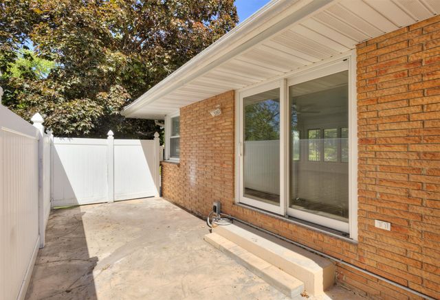 6522 Lincoln Avenue, Windsor Heights, IA 50324