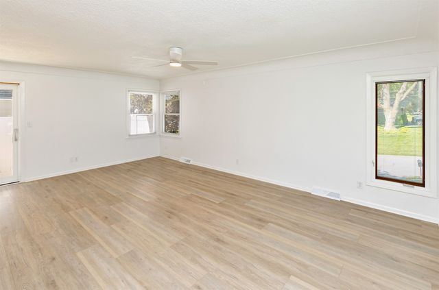6522 Lincoln Avenue, Windsor Heights, IA 50324