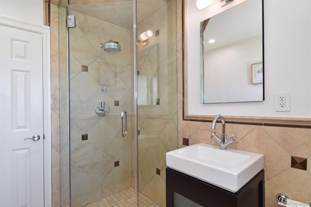 8 Shoreview Circle, Pelham, NY 10803