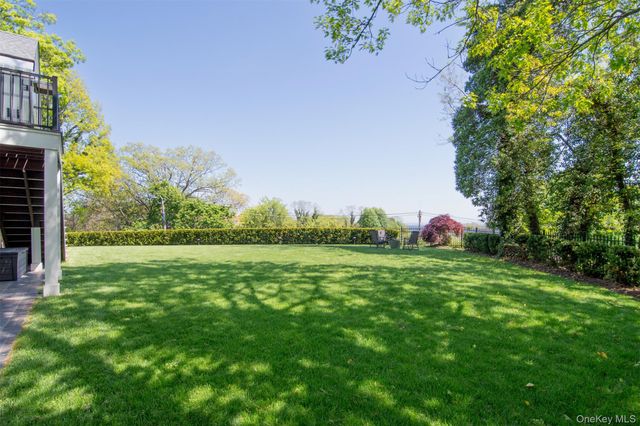 8 Shoreview Circle, Pelham, NY 10803