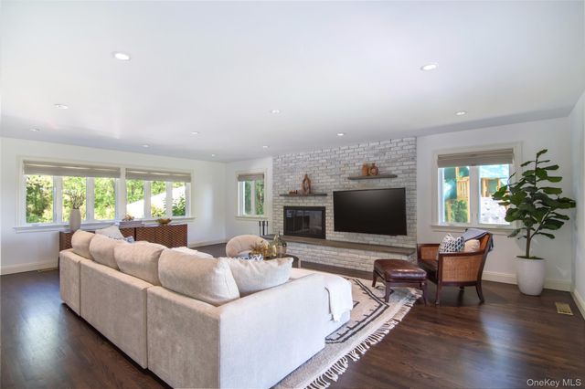 8 Shoreview Circle, Pelham, NY 10803