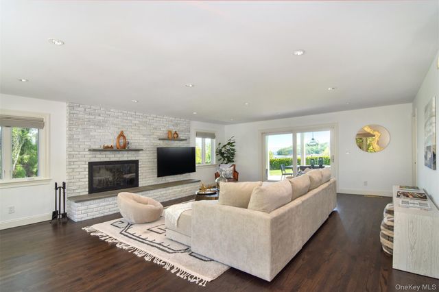 8 Shoreview Circle, Pelham, NY 10803