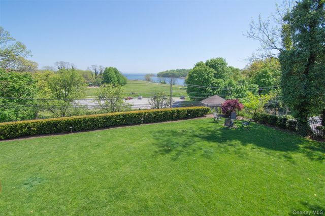 8 Shoreview Circle, Pelham, NY 10803