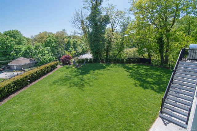 8 Shoreview Circle, Pelham, NY 10803