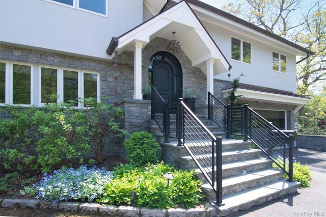 8 Shoreview Circle, Pelham, NY 10803