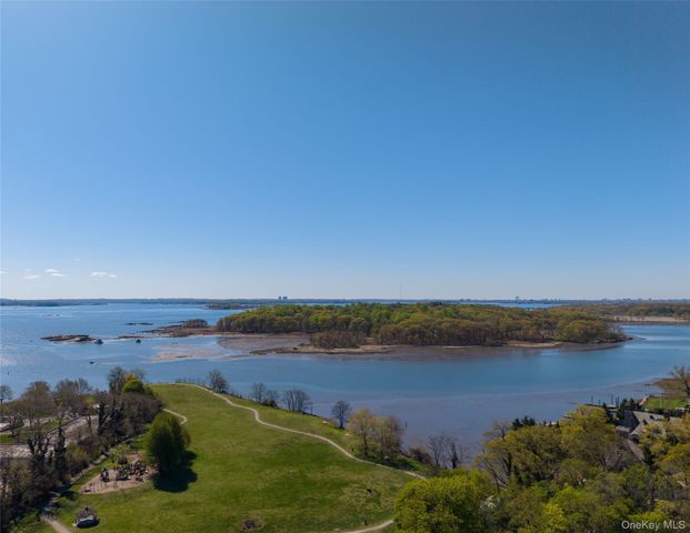 8 Shoreview Circle, Pelham, NY 10803