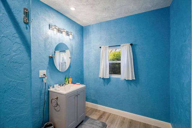 915 La Loma Ave, Modesto, CA 95354