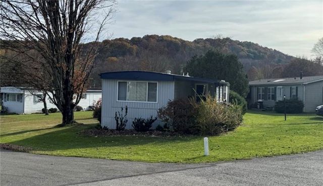 428 Meadows Dr, Washington Twp, PA 15613