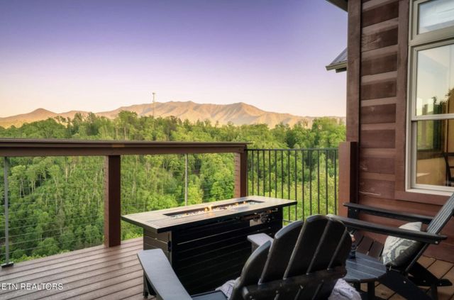 811 Sourwood Drive, Gatlinburg, TN 37738